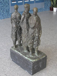 905566 Afbeelding van het bronzen beeldhouwwerk met drie staande figuren, in de entree van de verzorgingsflat ...